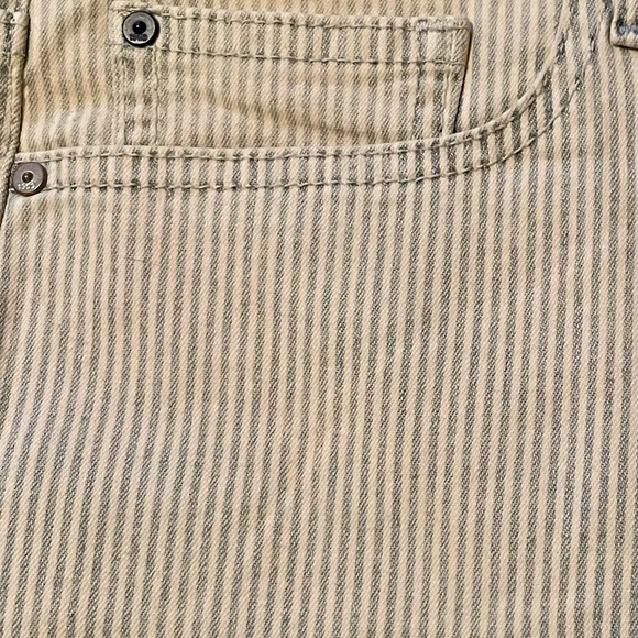 Women’s GAP 1969 Pinstripe Shorts - Picture 5 of 6